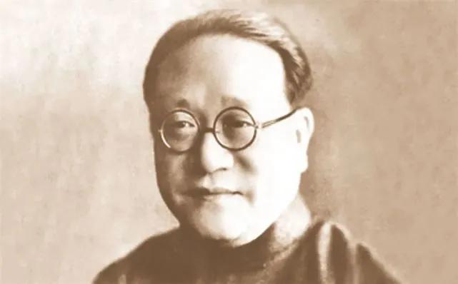 在酒徒里，叶楚伧算是一号人物，主编《民国日报》时，一边喝着高粱酒、嚼着花生米，一