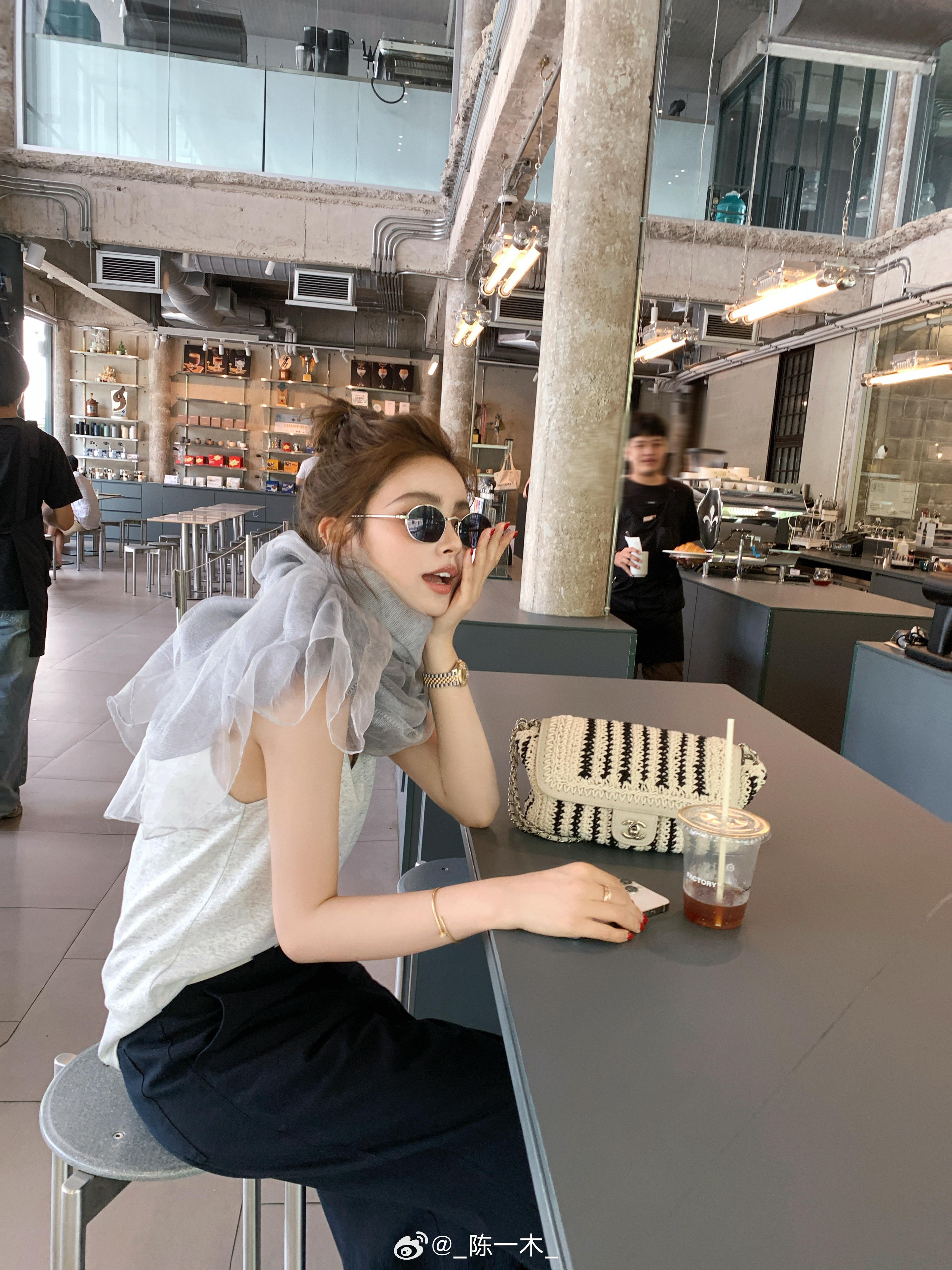 还是热乎的来咯超级喜欢的一套！！！边拍边跟我郭摄说这套太好穿啦丝巾一戴时髦博主感