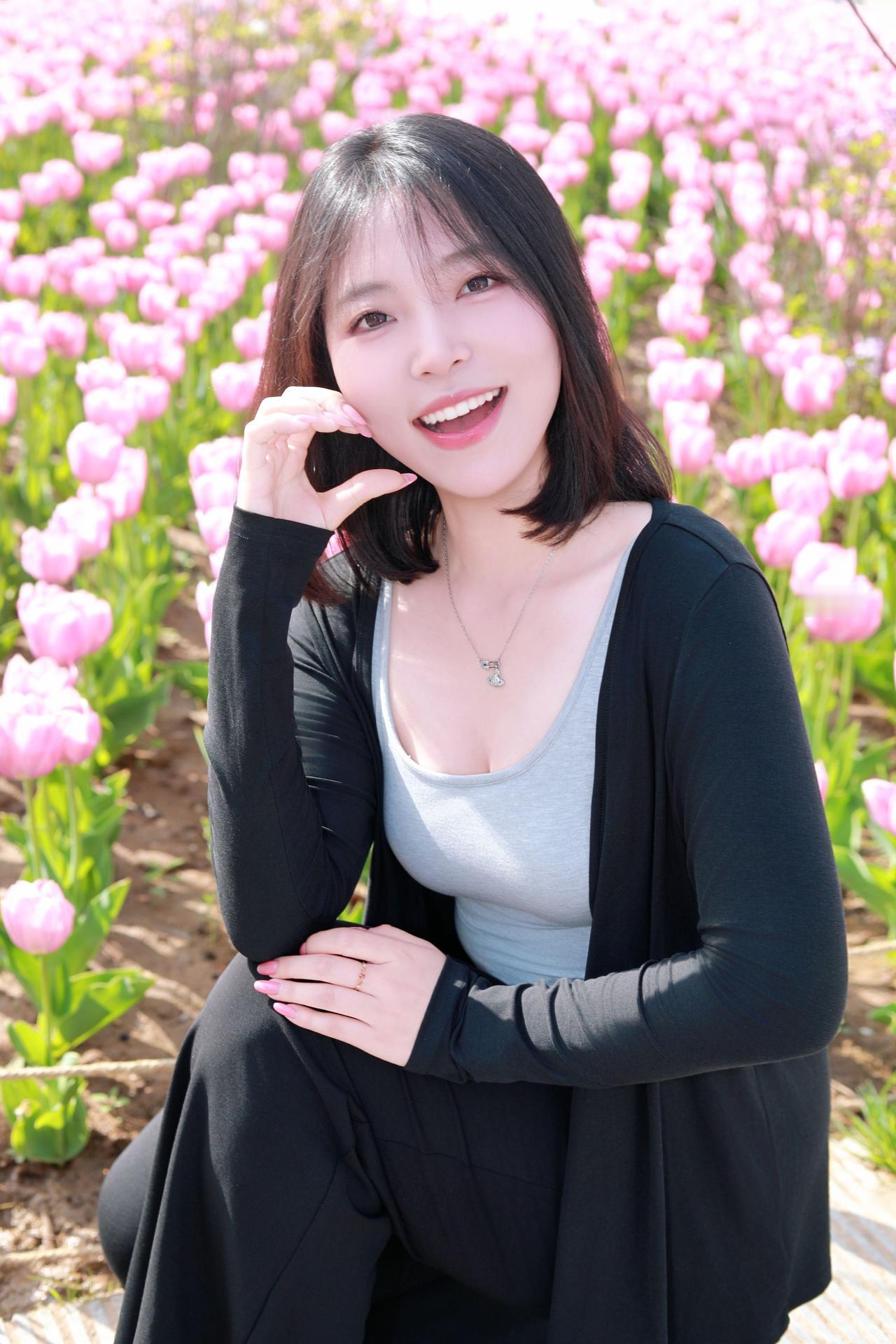 人像摄影约拍跟拍郁金香花海 晋阳湖郁金香人像原创摄影我镜头里的美女春天当然要和郁