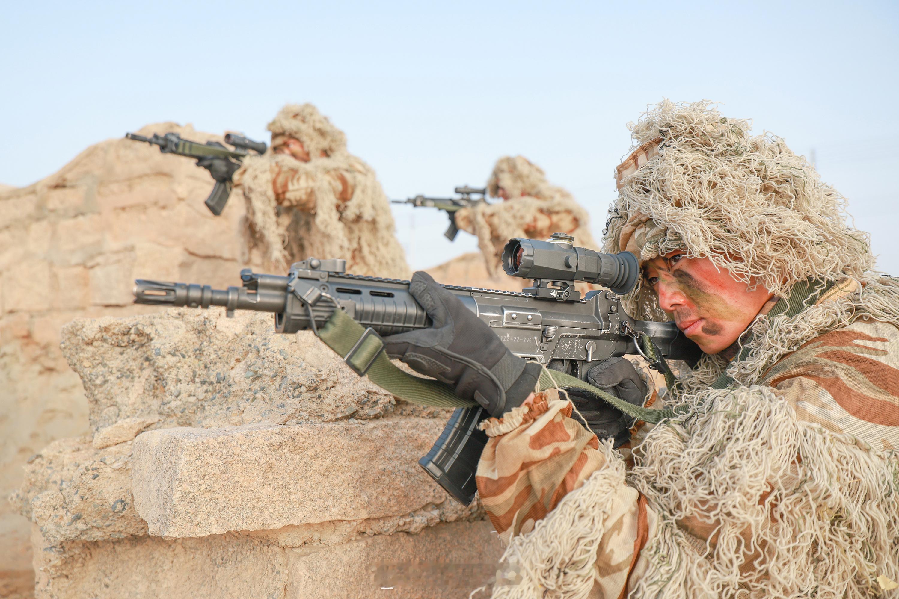 【一键保存！武警新年度冬训大片放送！】近日，武警新疆总队克拉玛依支队官兵在积雪戈