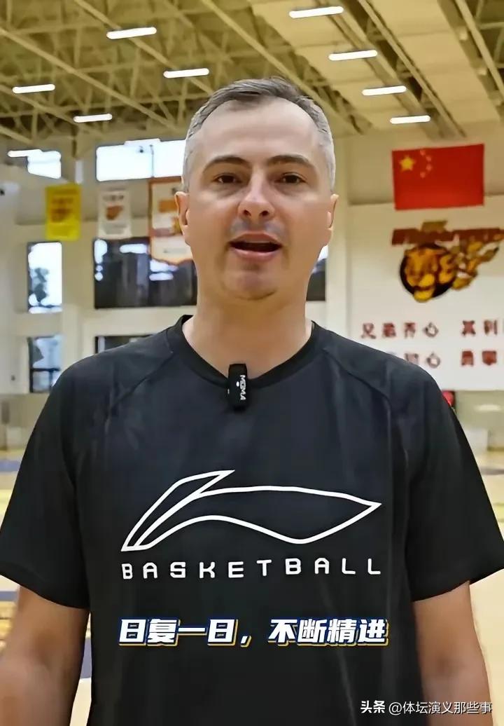 广东男篮主帅亚科夫列维奇看来也深知球队过往历史，首次面对媒体谈论最多的不是争冠而