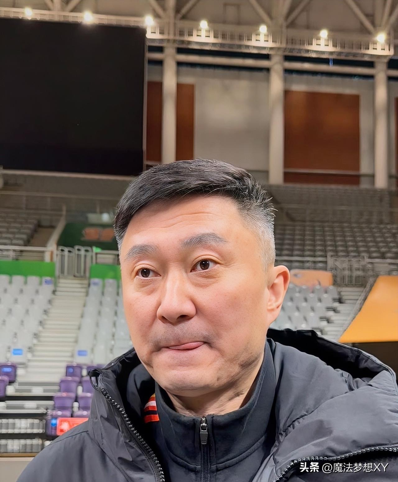 杜锋今晚要失眠了，
不是因为广东近期战绩不佳，
而是因为他不会用的徐昕在
广州男