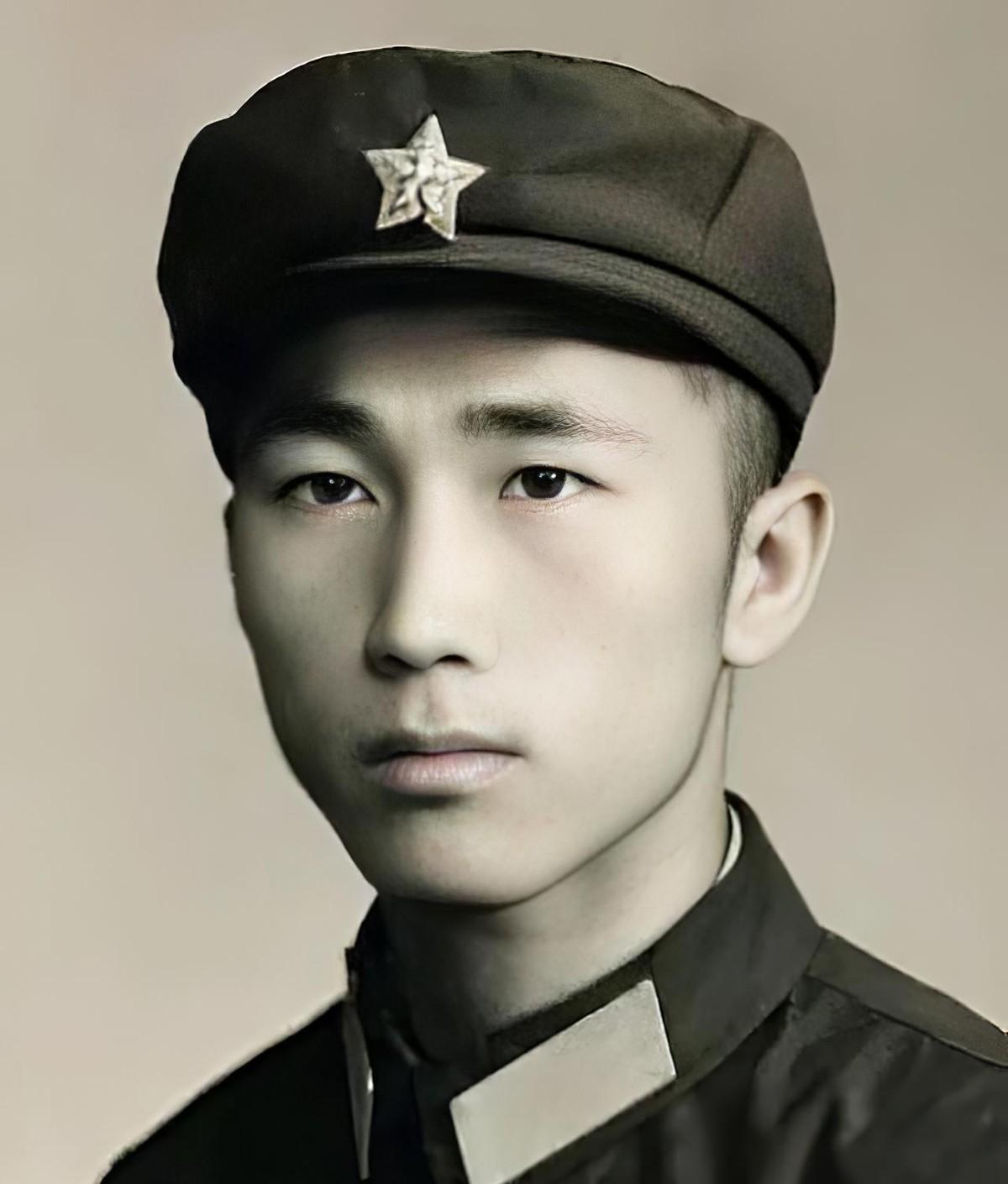 1991年索马里突发暴动，一伙匪徒闯进中国医疗队的驻地，就在这千钧一发之际，一位