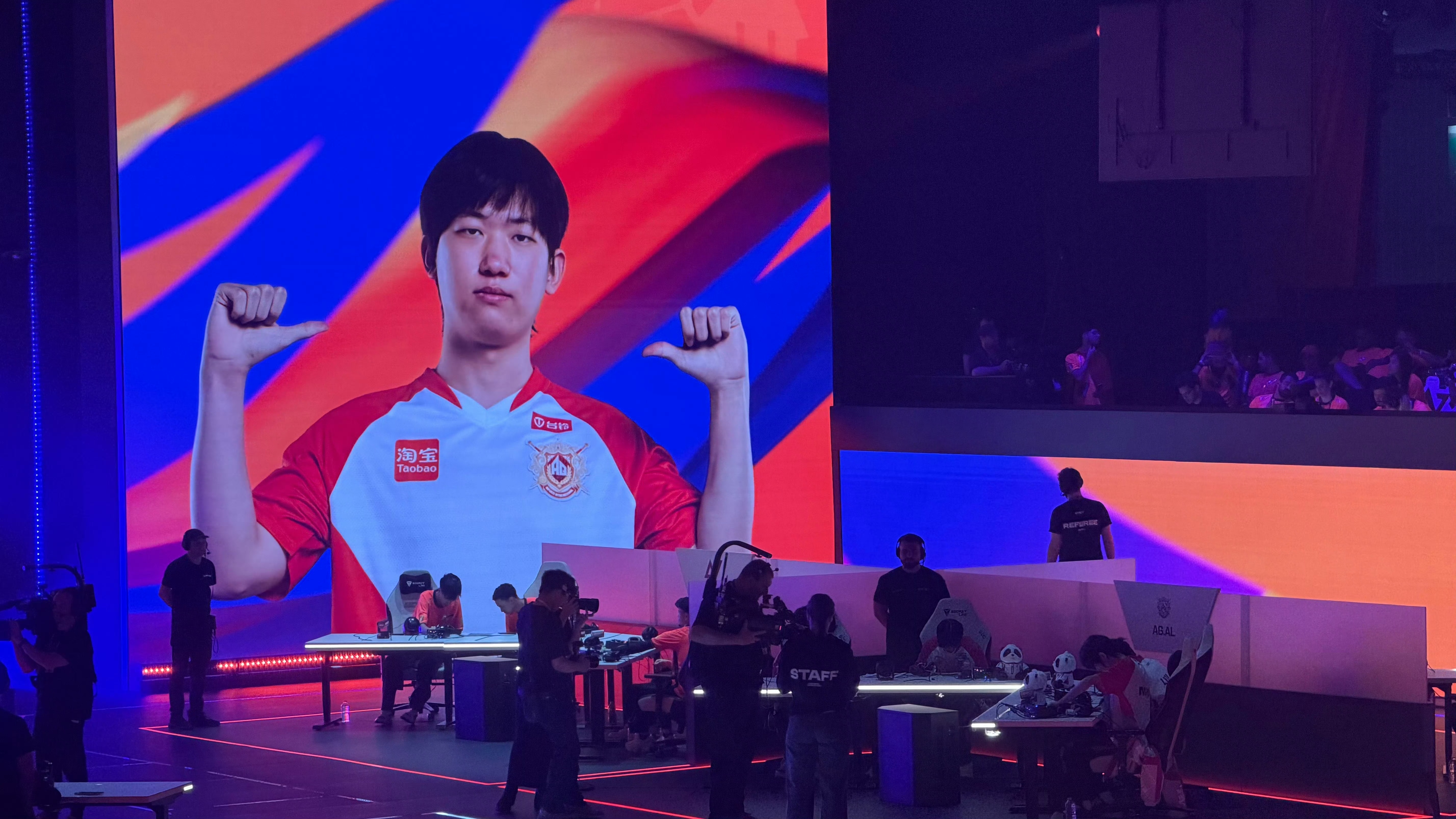 和平精英世俱杯复活赛现场，AG.AL战队成功吃鸡。大屏幕显示MATCH WINN