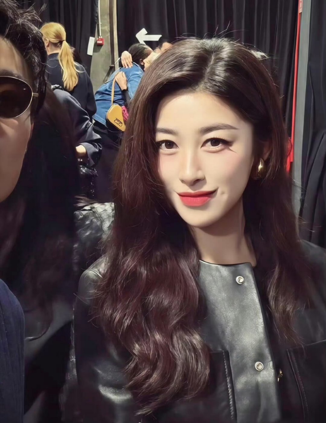 朱珠好权威的东方骨相 朱珠身上有一种奇妙的矛盾感：明明五官轮廓带着古典的妩媚，气