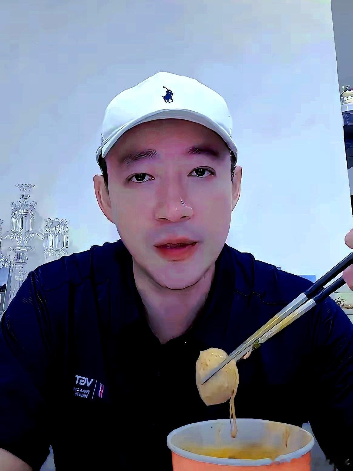 小玥儿小霖霖回北京过暑假。 小菲在直播里也不藏着了，他掰着指头算着玥儿九月的小升