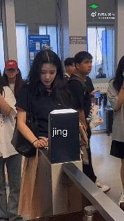 一秒八百个表情，谁把卢昱晓发缝缝一下。 ​​​