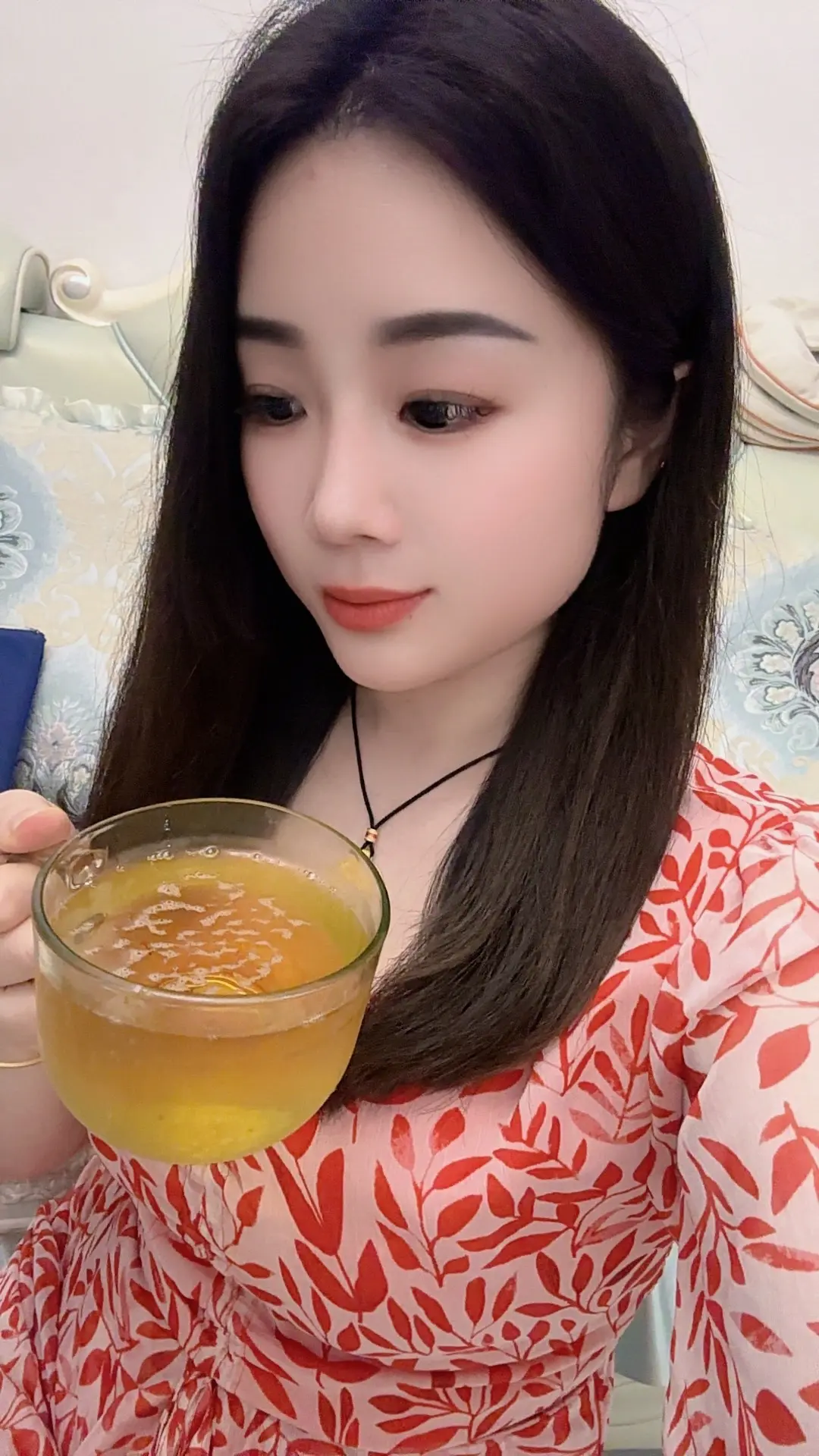 宁可满身酒味，也不要眼眶含眼泪， 苦不堪言的时候，就尽量把自己灌醉…