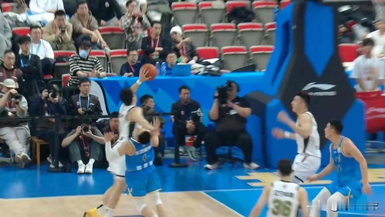 犯规很明显啊！

姜宇星抢下篮板后手确实打到了陈盈骏面部，吹罚犯规没有任何问题，