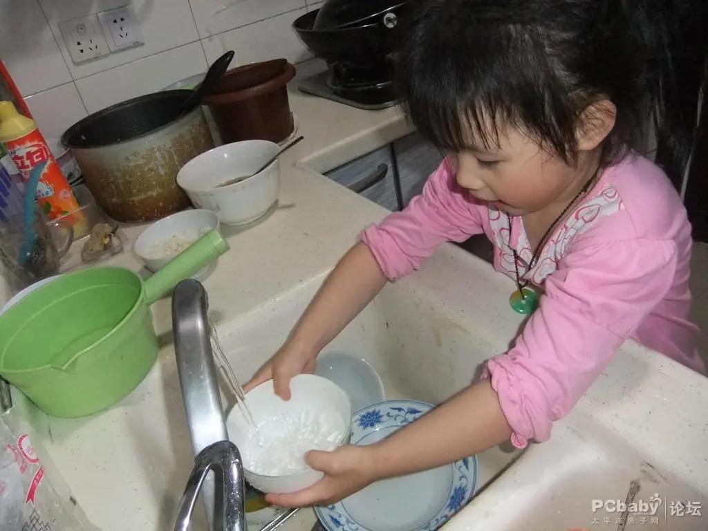 妈妈疯，爸爸傻，9岁女孩包揽着家里所有的家务，但是她从来没有抱怨过命运的不公！有