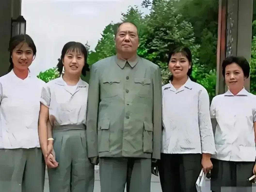 🙏请停留几秒，为伟人点个赞送朵花💐
《平易近人毛主席》
在韶山的某个角落，七