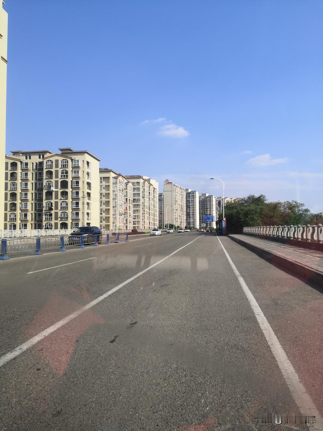 蓝天下的淮口镇楼房。
成都是一座很美的城市，郊县金堂淮口大镇，蓝天白云下的淮口镇