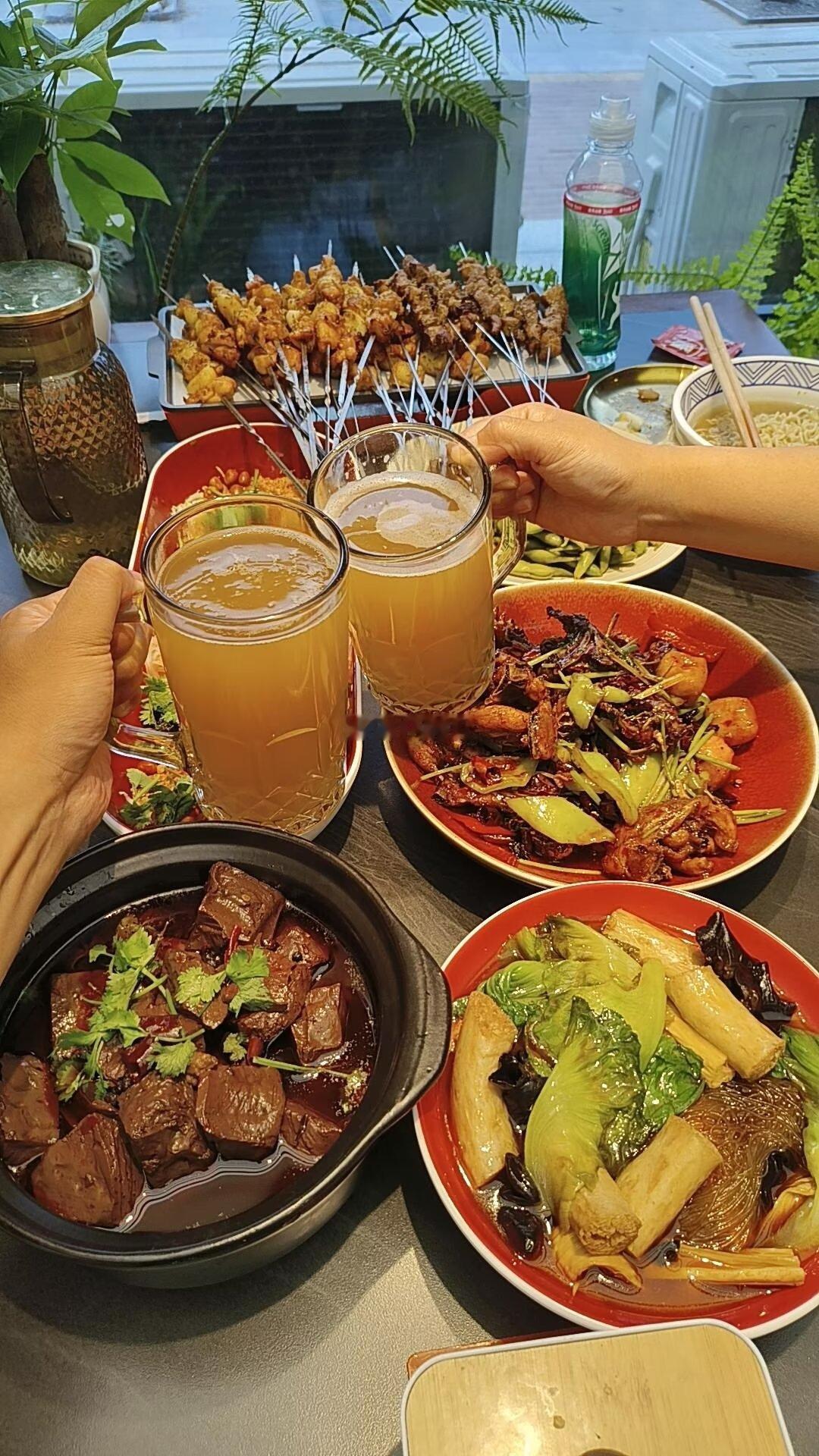 不转怎么中奖  周四下班的快乐，是和朋友凑一桌热乎的烟火气。焦香的烤串摆满长盘，