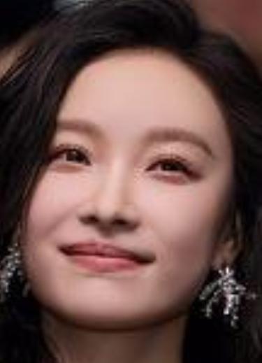 倪妮的“强女之路”是一条充满挑战与突破的自我重塑之路。
2009年，倪妮被张艺谋