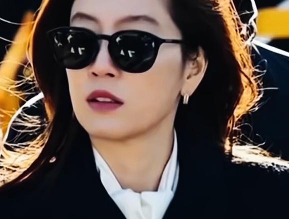 李在镕前妻林世玲年近50岁，看上去是不是还很年轻啊？
这身装扮是不是气场十足啊？