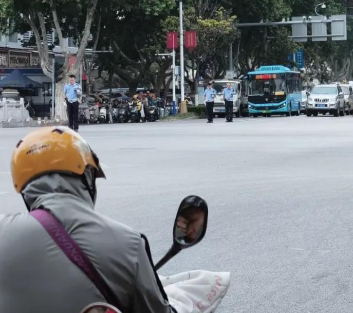 2026年9月18日上午9时18分，防空警报准时划破宿州的城市上空。那一刻，路口