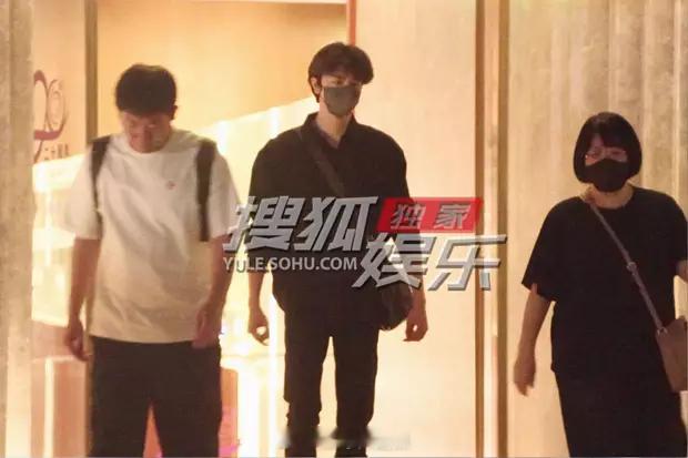 林一吃火锅，饭后走出餐厅路透图 ​​​