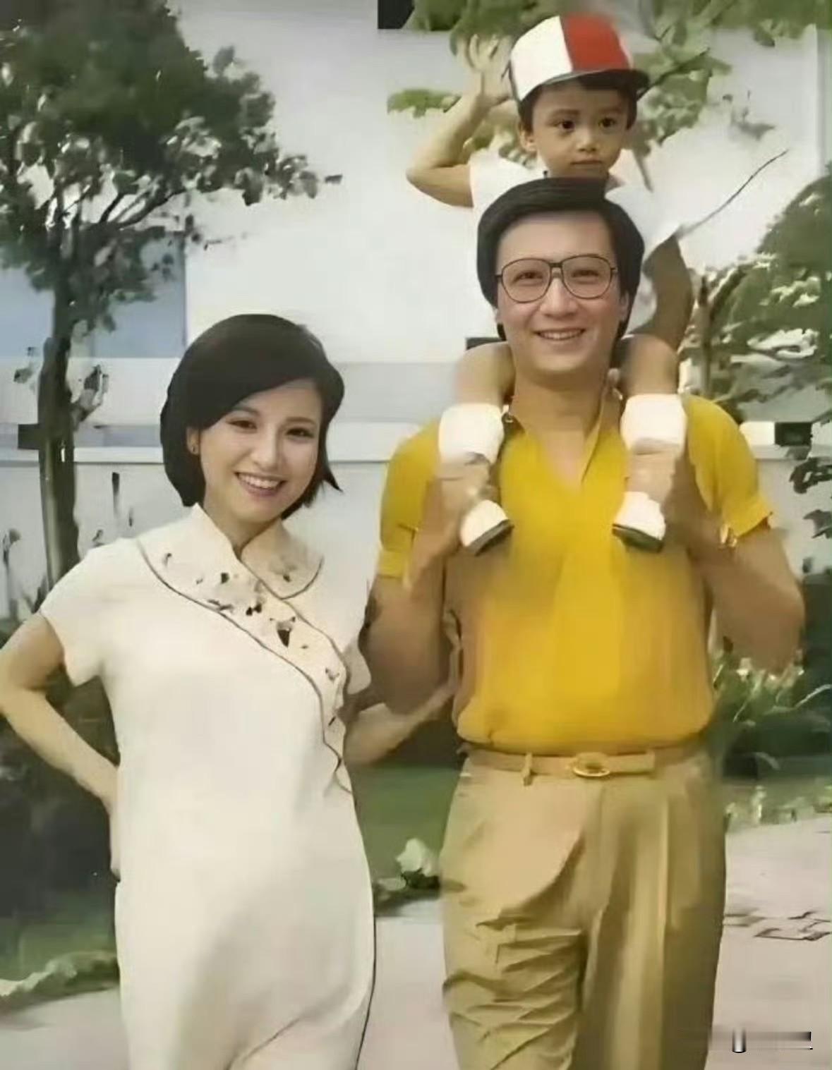 岁月不饶人……
1982年46岁的谢贤背着2岁的孩子谢霆锋 ​​​，最近，谢贤去