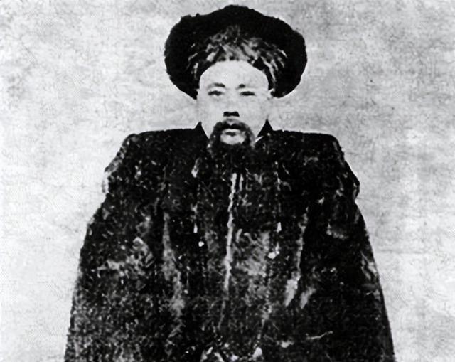 1911年11月3日，江苏巡抚程德全深感清王朝已无可救药，为了避免战争，他剪去发