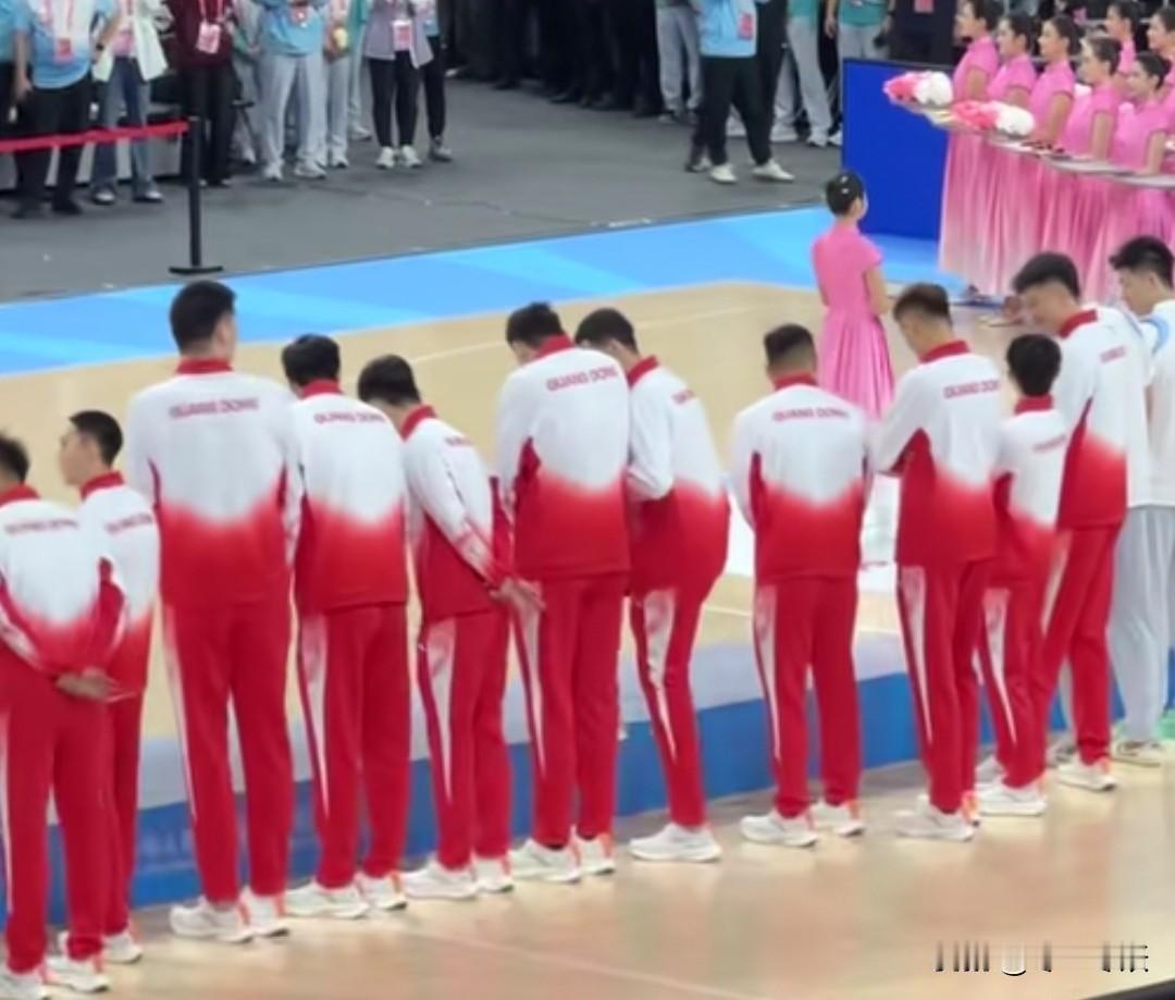 全运会男篮颁奖可以看出，浙江队是真没准备好上领奖台啊！
四川和广东都统一着装，就