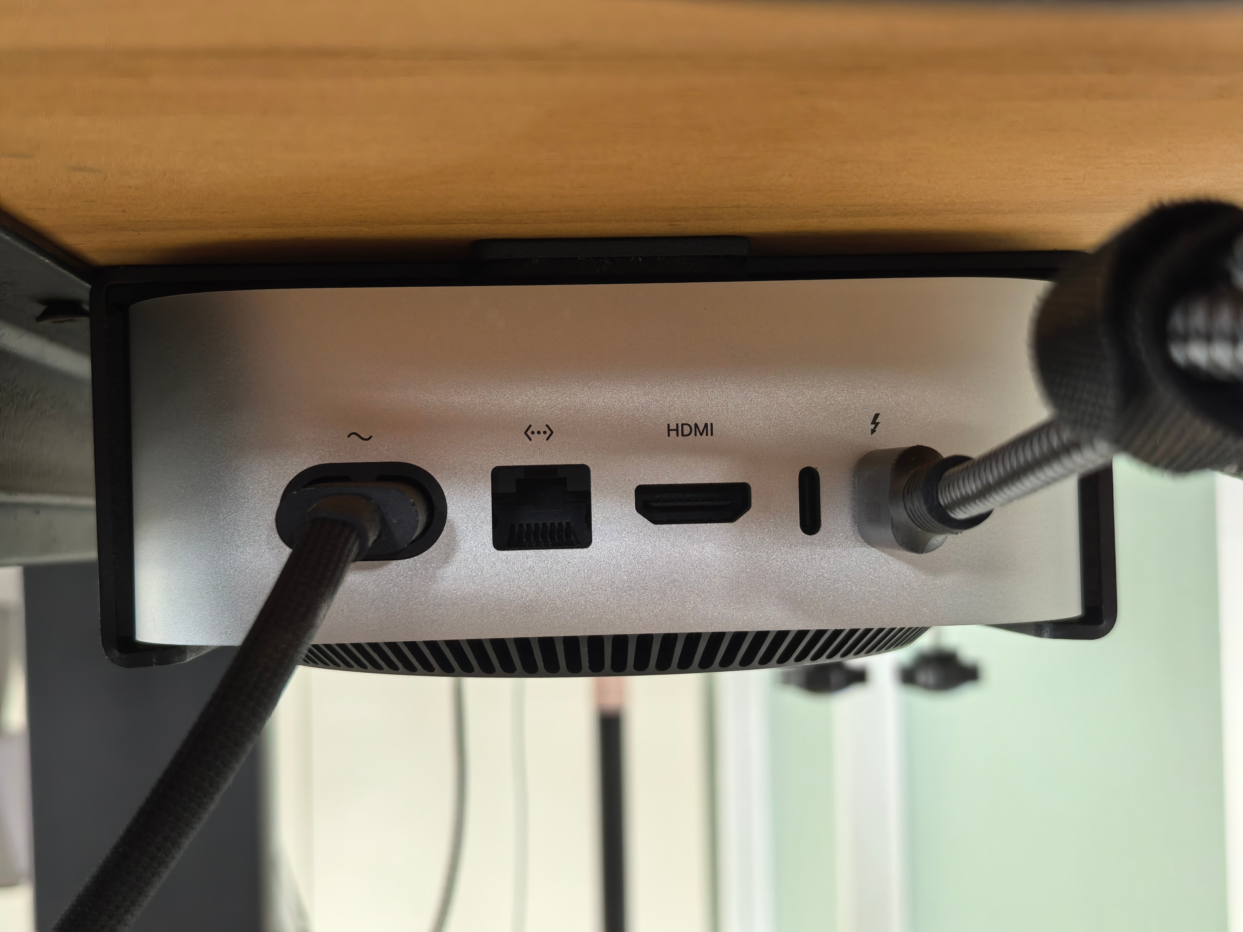 这是老黄为数不多入手果子的产品还一路升值了，Mac mini4 我记得是三千左右