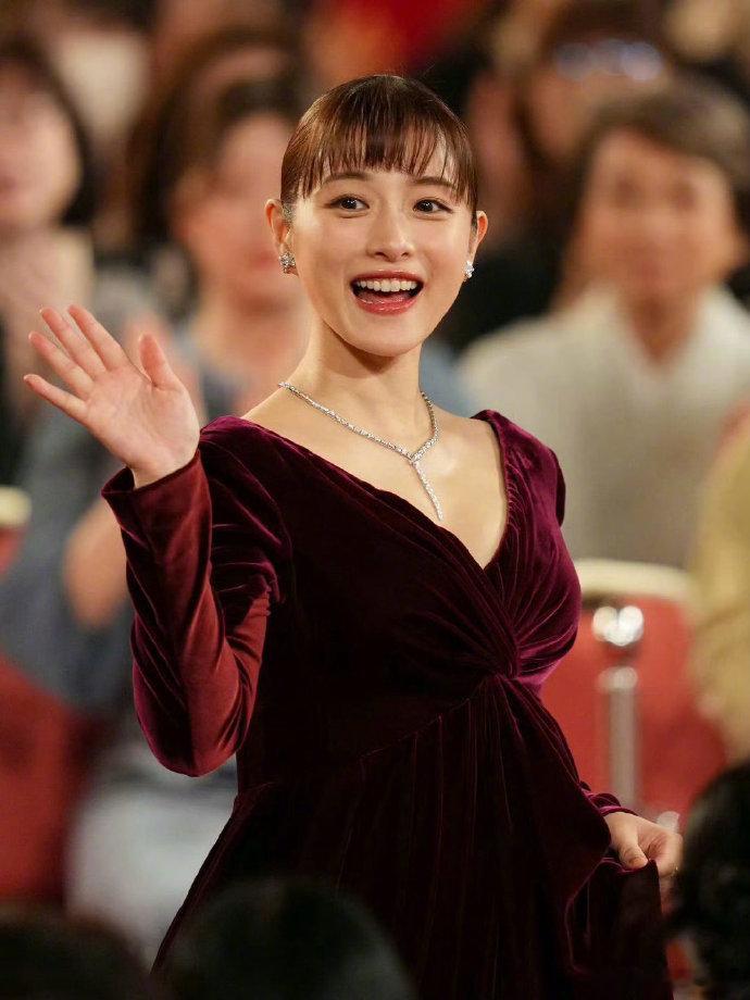 石原里美二胎产后复出石原里美二胎产后状态 据日媒，石原里美时隔5个月回归，将担任