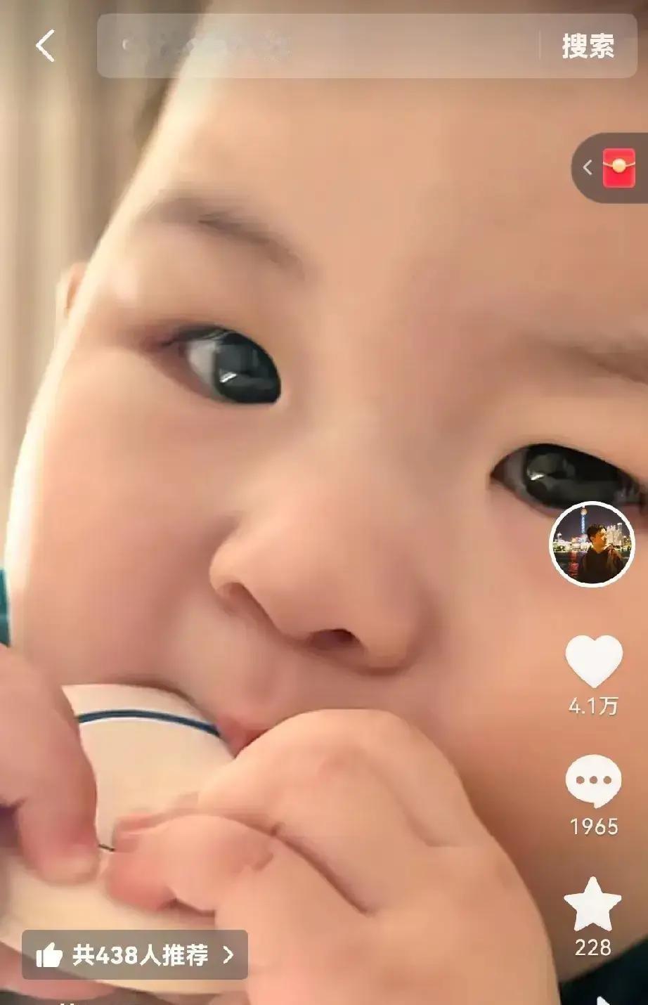 昨晚直播里，董董被粉丝起哄：评论破万就发“董礼貌”玩滑梯。
弹幕疯涨，她当场拍板