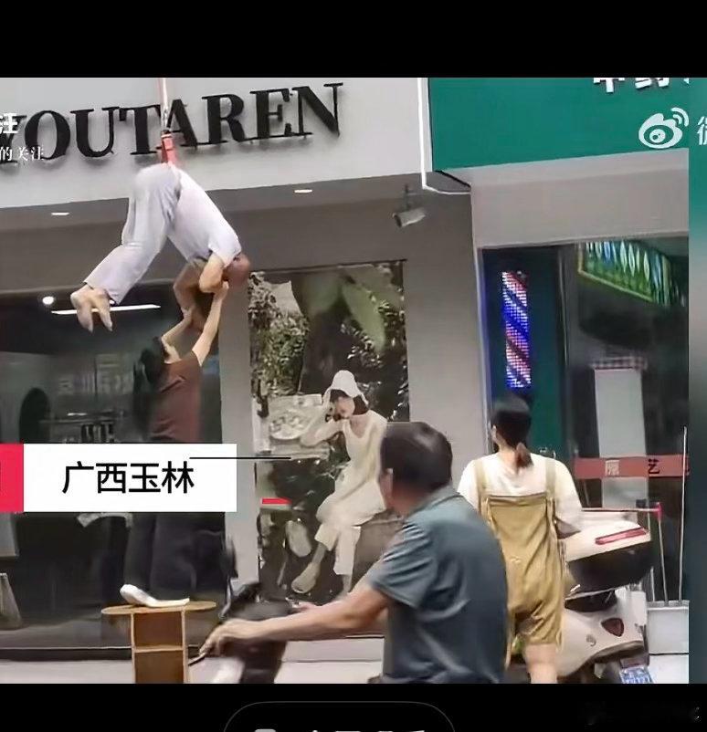 阎肃观察肃言肃语工人触电坠楼被安全绳吊在半空【广西玉林众人架梯营救高空触电昏迷工