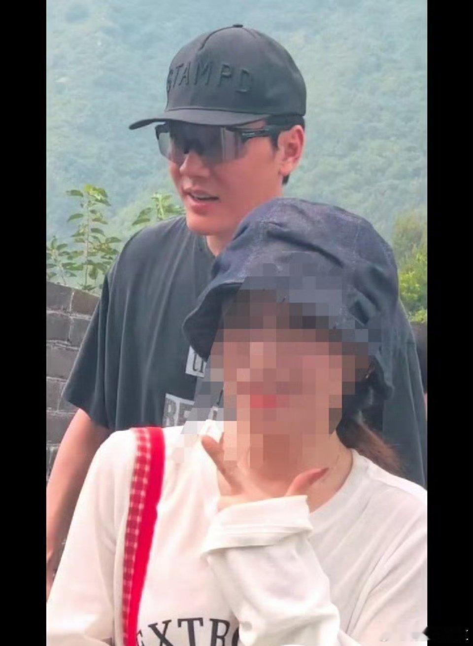 长城偶遇冯绍峰父子网友长城偶遇冯绍峰带儿子出游📸父子同游相处氛围十分融洽，冯绍