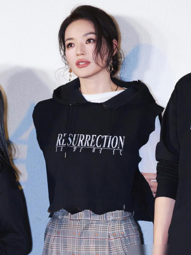 49岁的舒淇在米兰秀场把一身皮裤穿出了睡衣的劲儿，却让旁边那些饿了三天的女明星显