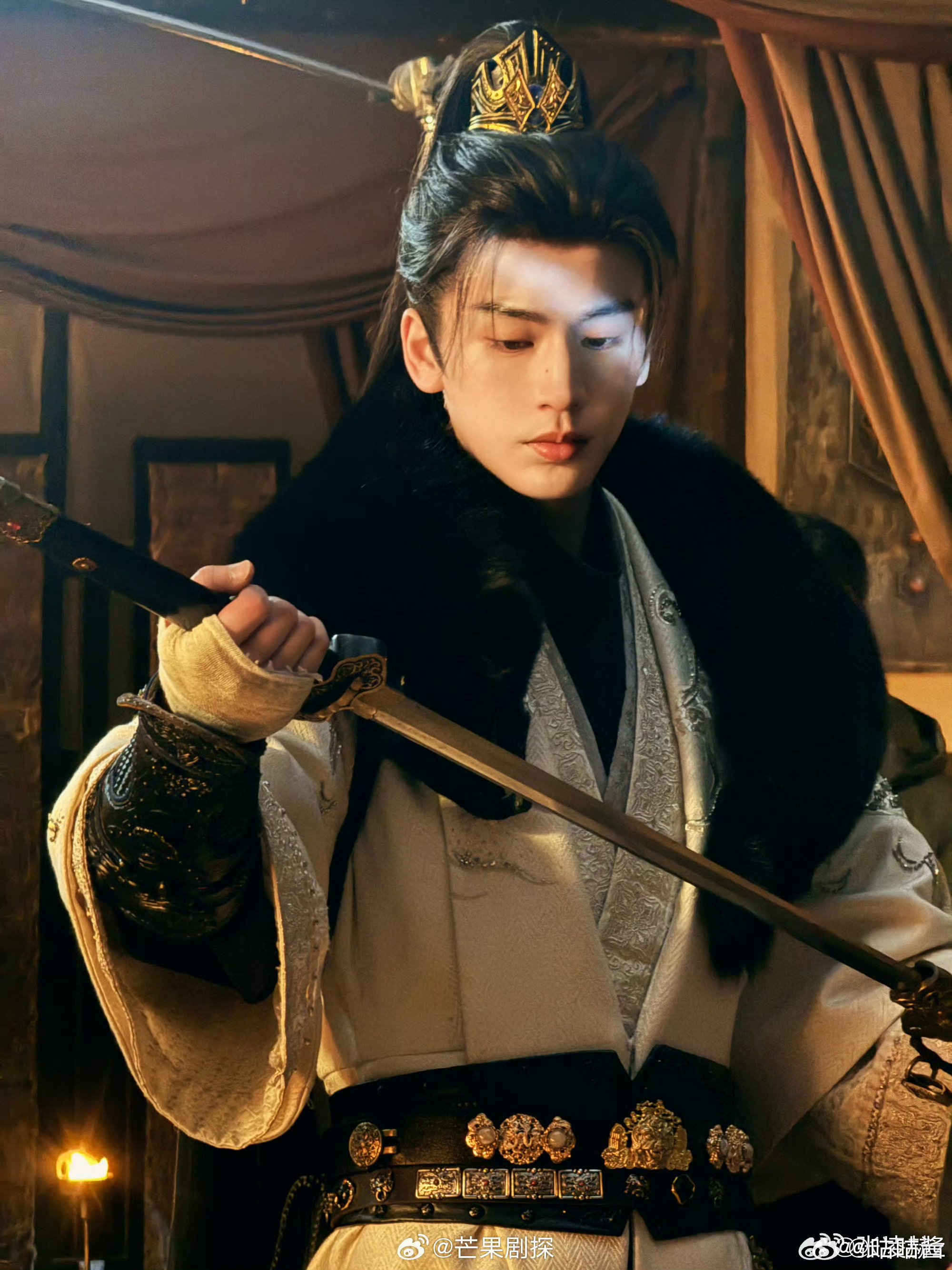 张凌赫让90岁的剧粉爷爷早点休息张凌赫让90岁追剧的爷爷早点休息 张凌赫提醒90