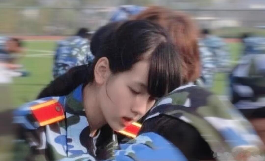 大一军训时期的陈都灵 
