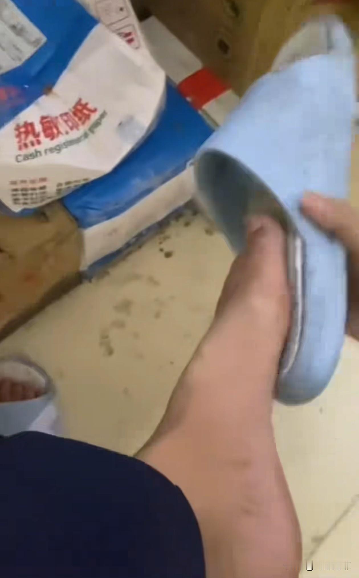 奶茶店员工把拖鞋放进珍珠小料盒里，还徒手抓珍珠放进杯子里。店长：这位员工是第一天