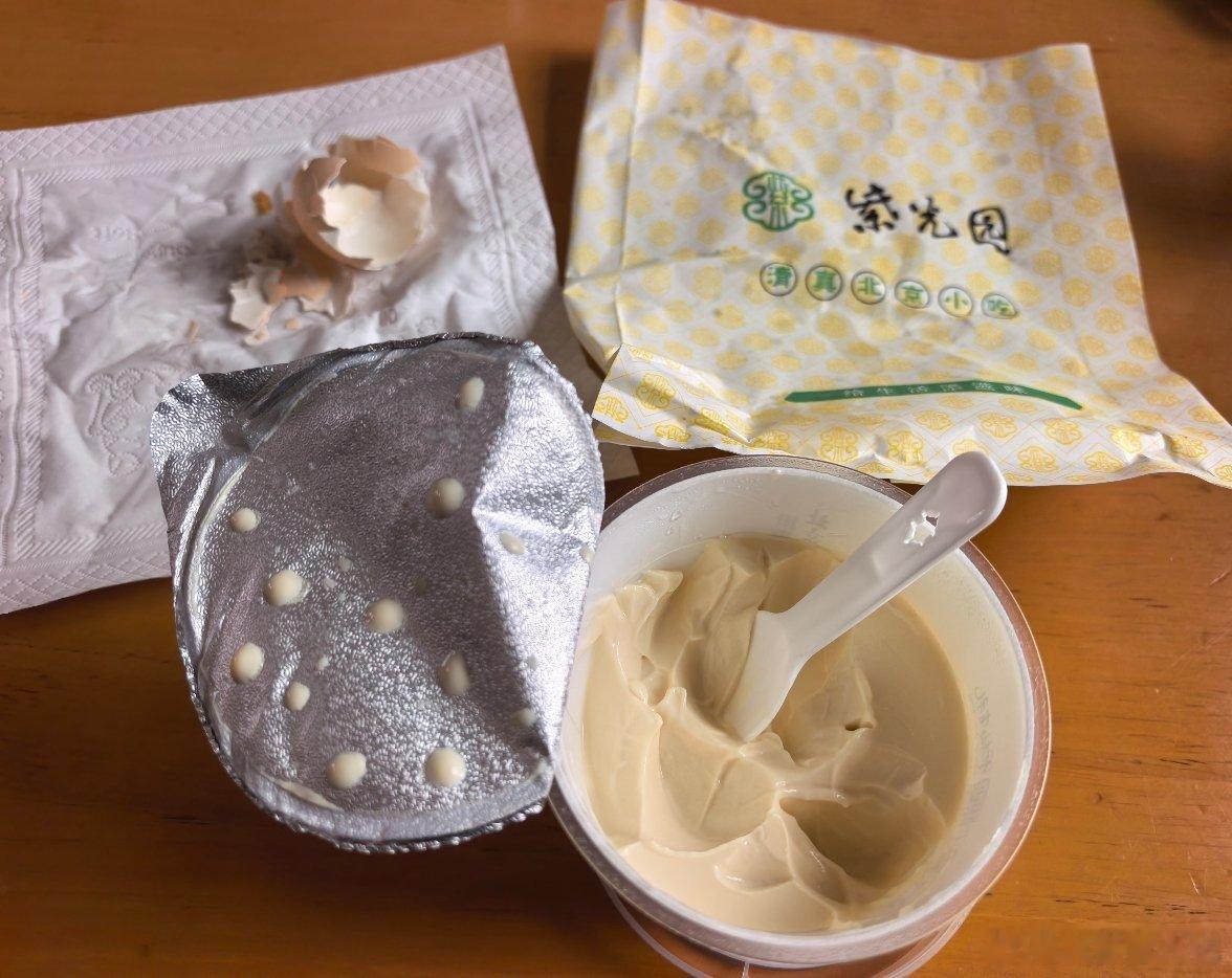 美食[超话] 今日早餐：紫光园酸菜牛肉馅饼➕茉莉奶皮子酸奶➕笨鸡蛋。我很喜欢的一