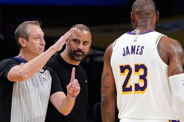 乌度卡挑衅詹姆斯被彻底打脸了

火箭0:2落后湖人，詹姆斯单核带队打爆了火箭，不