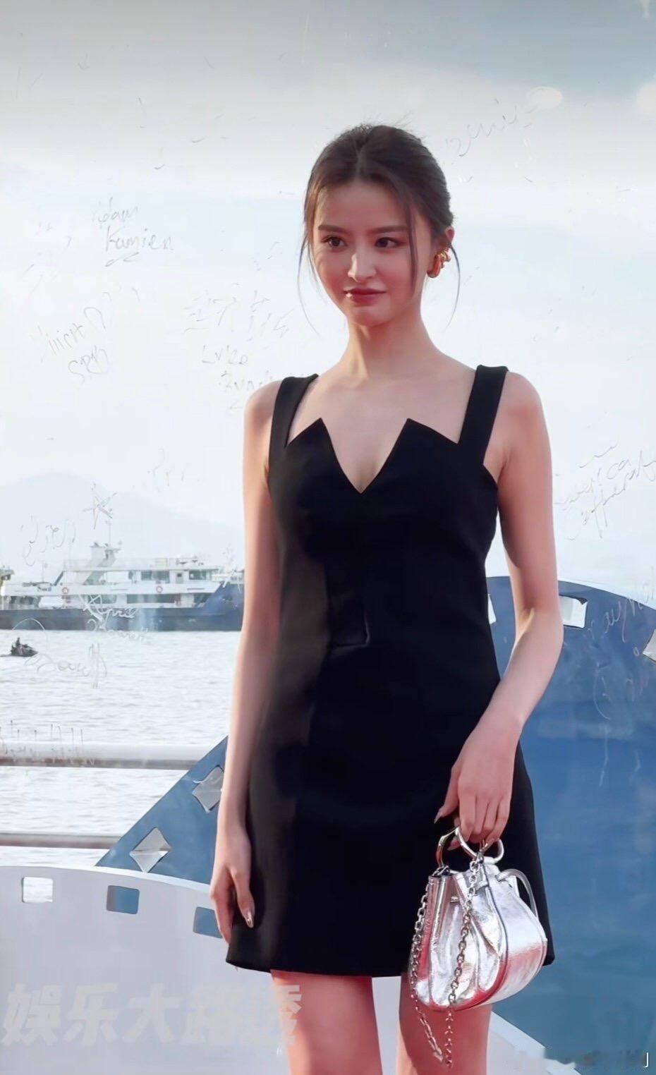金子涵右耳几乎听不见金子涵以前真的很美啊，没想到现在身体很差，右耳几乎听不见，太