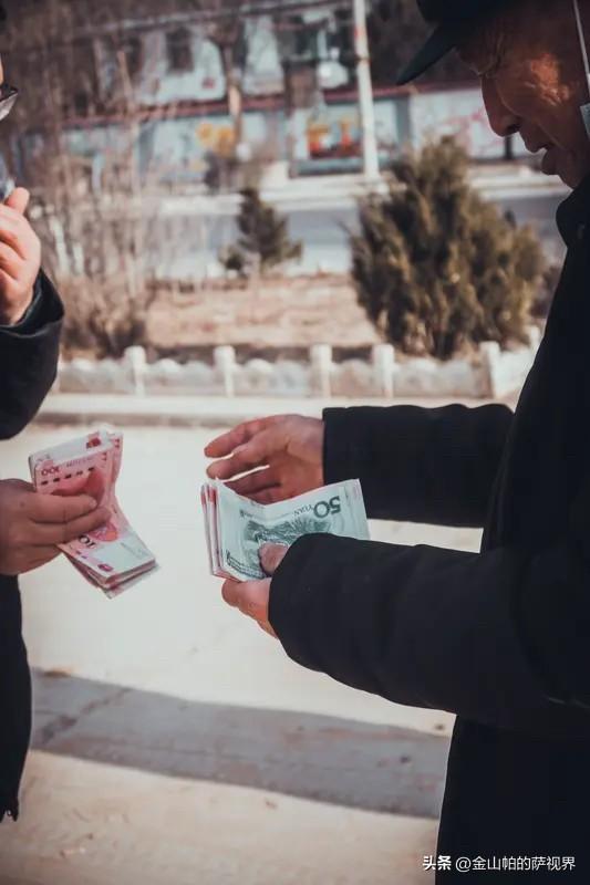 老宋在单位干了三十一年，退休那天，他把抽屉清空，拎着一个塑料袋就走了。袋子里只有