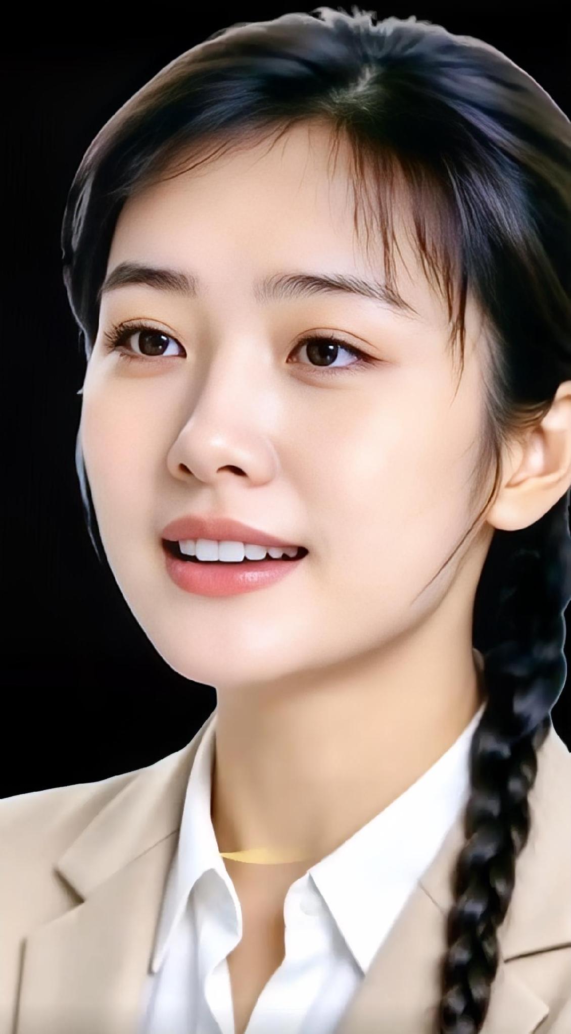 温柔甜美的微笑，职业装束尽显干练气质！有气质的女人给人什么感觉 职场女性气质