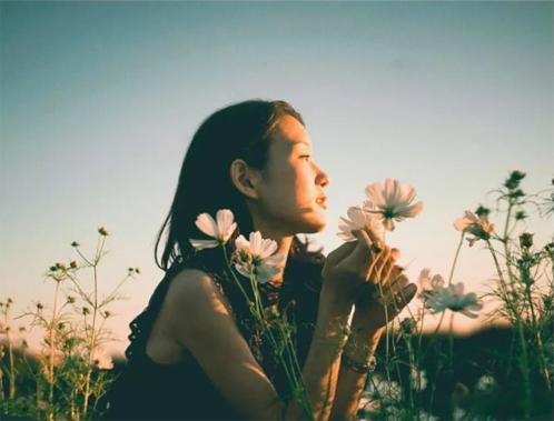 人生，是一场等待·默斋主人原创散文人生，原是一程绵长的守候。清晨守一锅白粥渐熟，