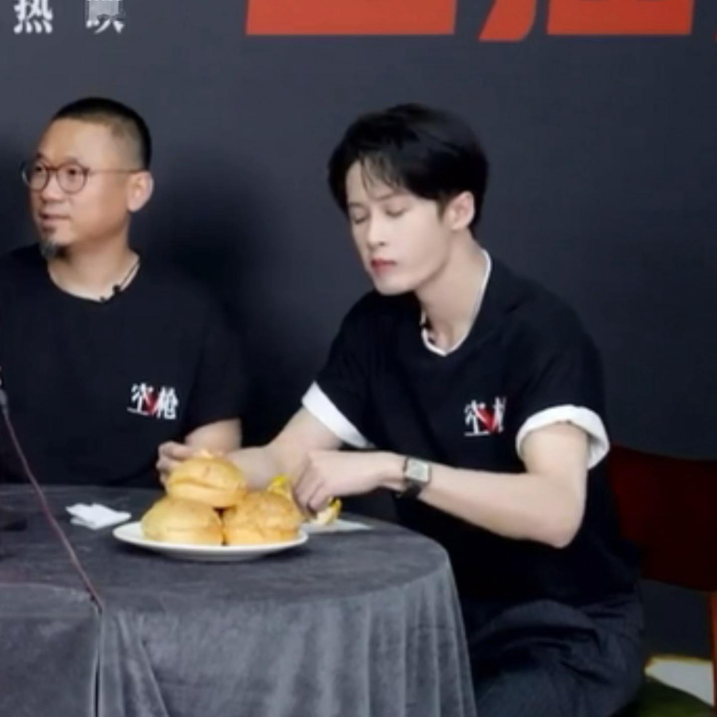 笑死我了镜头一转我父父已经吃上了[泪奔][笑而不语] ​​​