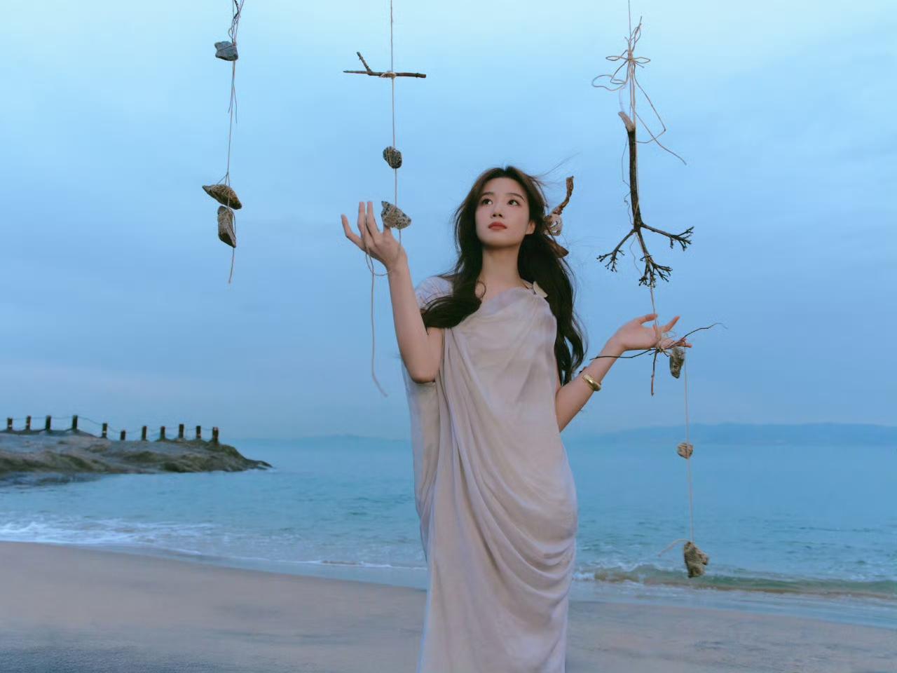 海边漫步，轻抚枯枝，感受自然的静谧与美好。