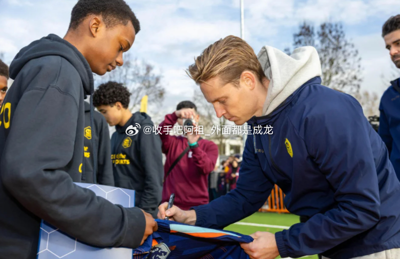 弗兰基德容在接受阿贾克斯电视台采访时表示，他不会排除在未来回归阿贾克斯的可能性。