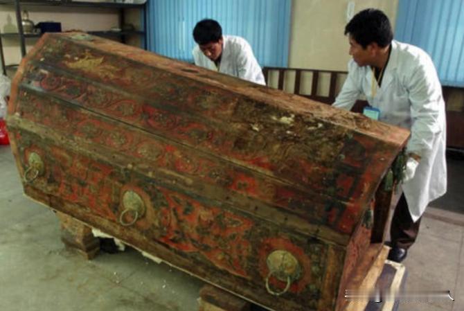 2003年3月，在内蒙古吐尔基一座采石场内，本来有序进行的工作被一块奇怪石壁打断