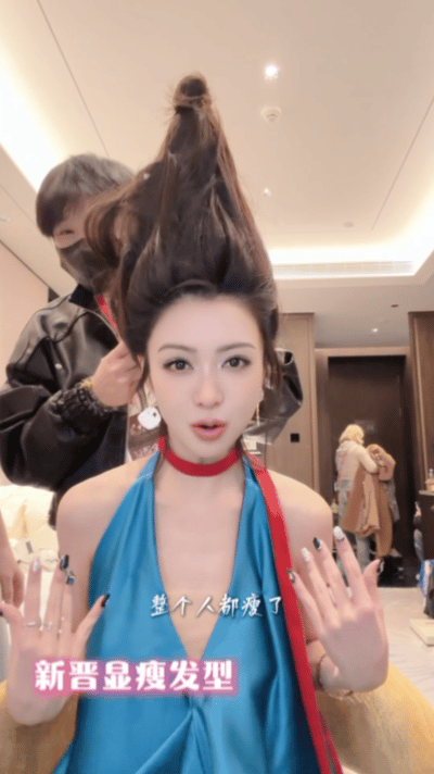 薛凯琪灵珠变魔丸淡蓝长裙+水钻装饰自带灵珠仙气，露背设计还秀出纤细线条，结果新发