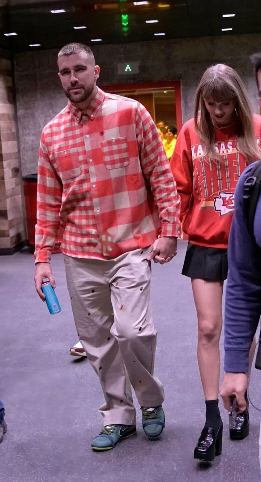 太震撼了，霉霉大方认爱体育生！事业爱情双丰收！