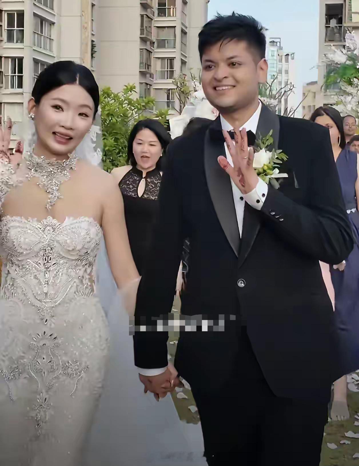 小姐姐嫁给印度阿三，家里一下子涌来几十个印度亲戚，赢麻了！婚后千万记得，一定要回
