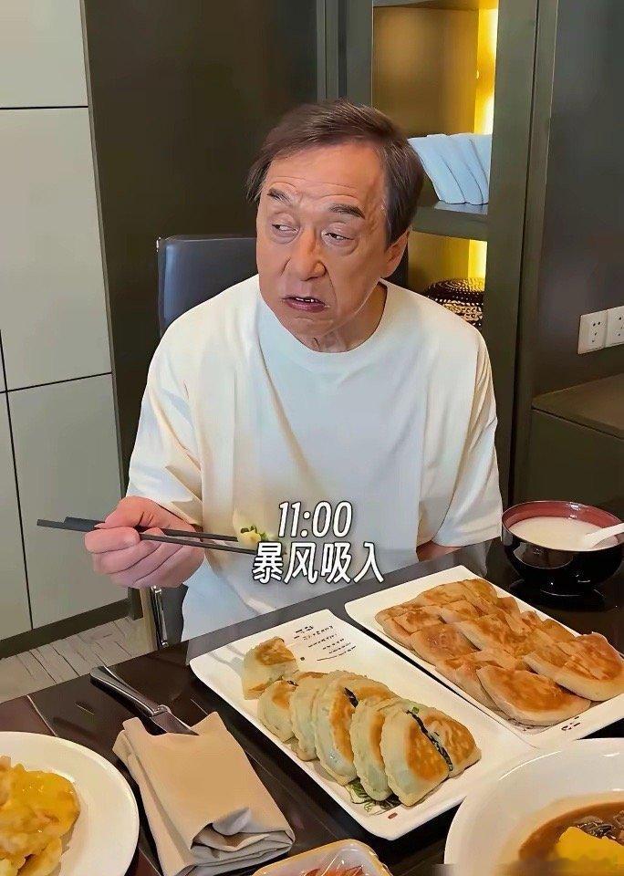 71岁的成龙，一顿饭把半个娱乐圈的养生人设干碎了桌上摆的就是馅饼、菜盒子，家常面