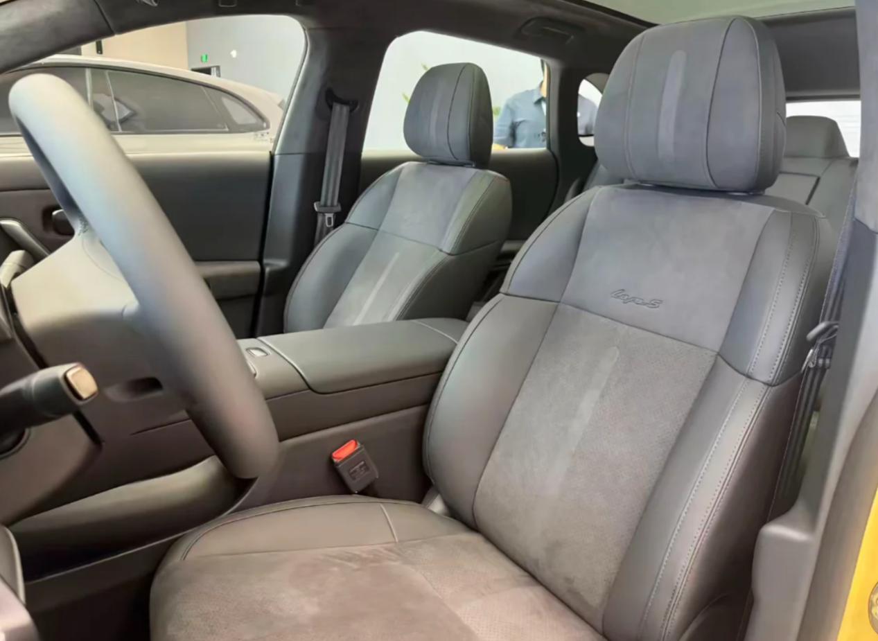 在网上看到lafa5的实拍图，说实话这个仿麂皮确实挺高级的，比那些座椅散热自带小