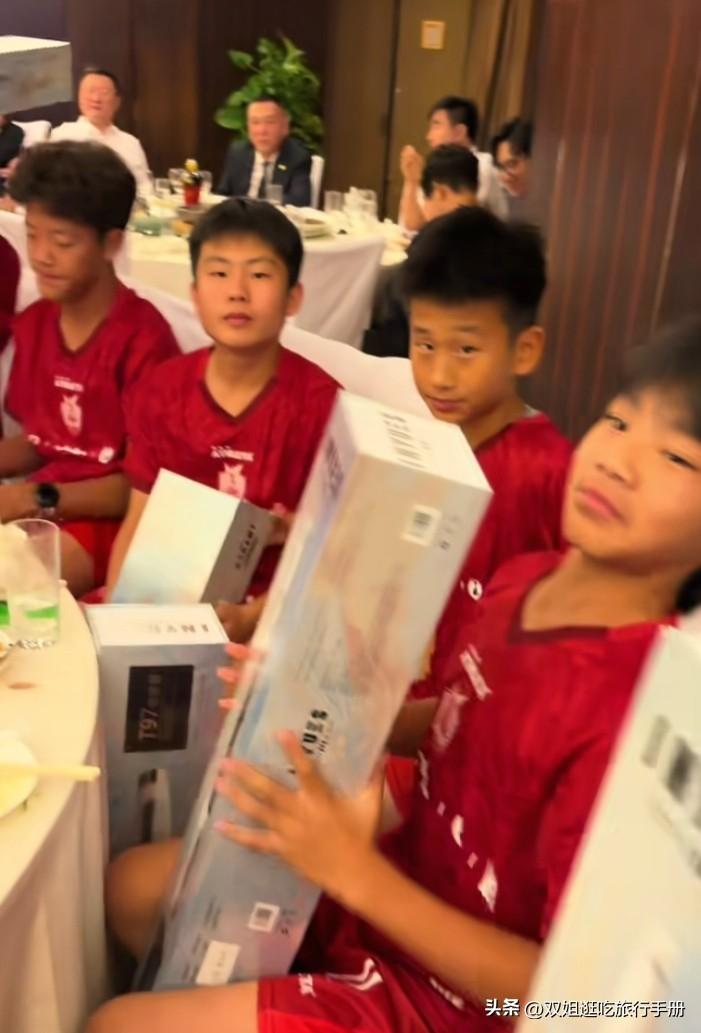 足球小将获赠价值3000多元电吹管。
在足球小将庆功宴上，演奏家刘家军不但与董路