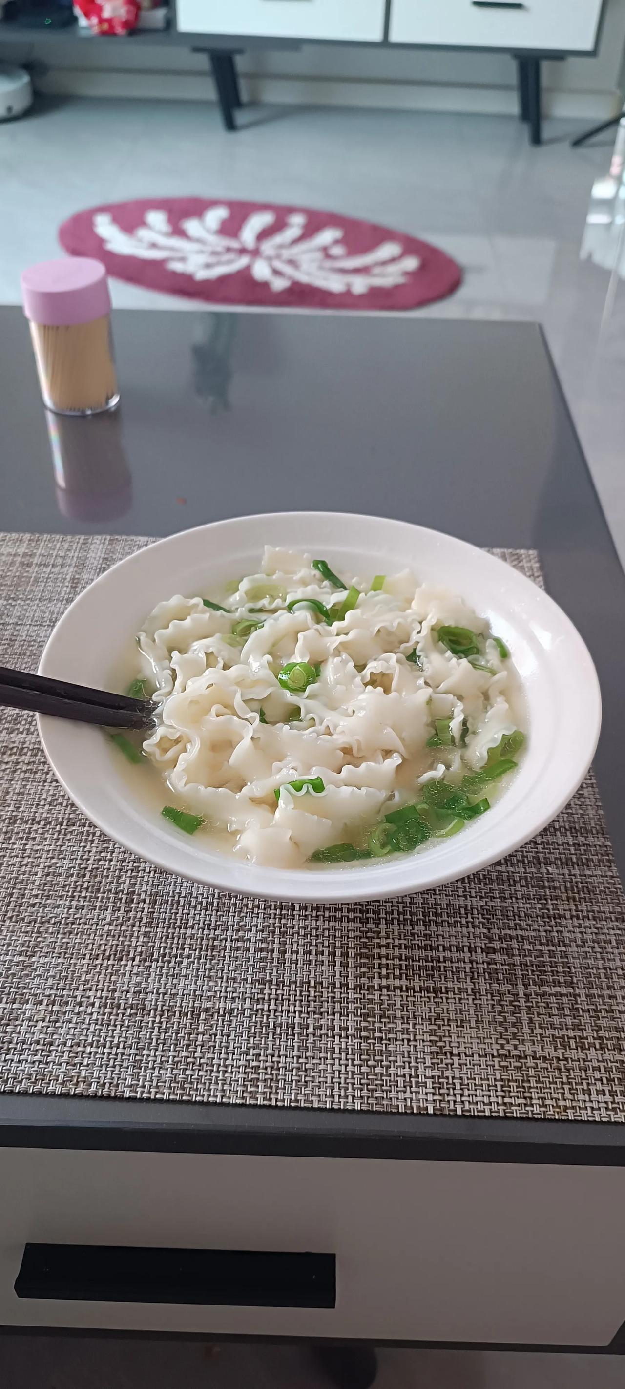 做了一碗最简单的懒人面：
1.水开下面条，煮3至5分钟，喜欢吃硬点的就3分钟，喜